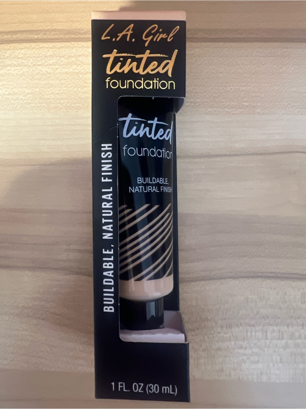 NIB LA GIRL TINTED FOUNDATION PORCELAIN